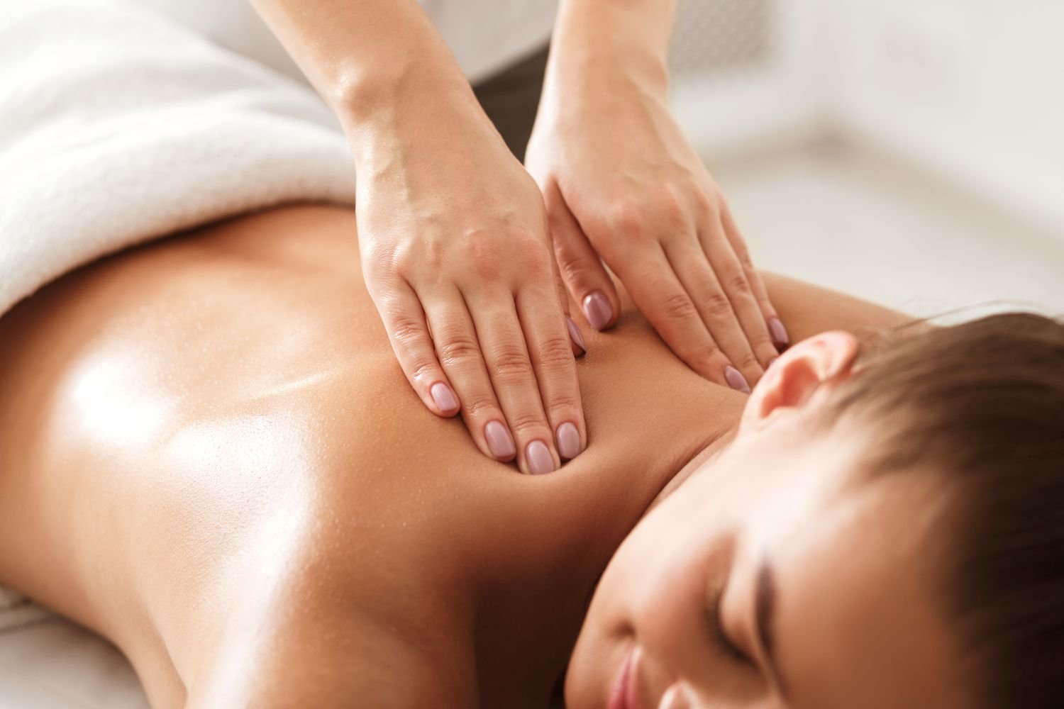 Relaxing oil massage treatment for body rejuvenation at Mass  Spa Pondicherry